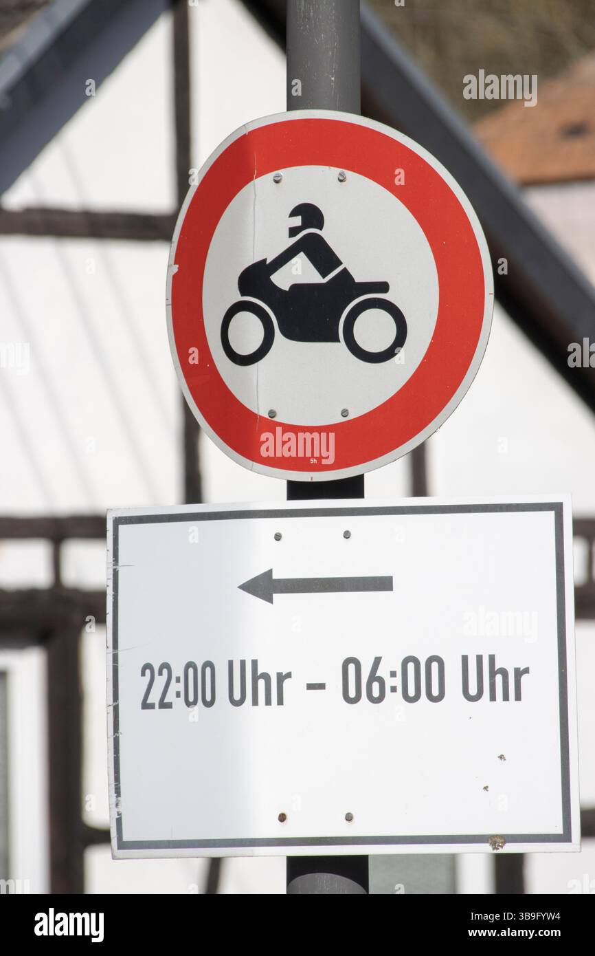 Panneau de signalisation pas de circulation la nuit pour les motos - image symbolique Banque D'Images