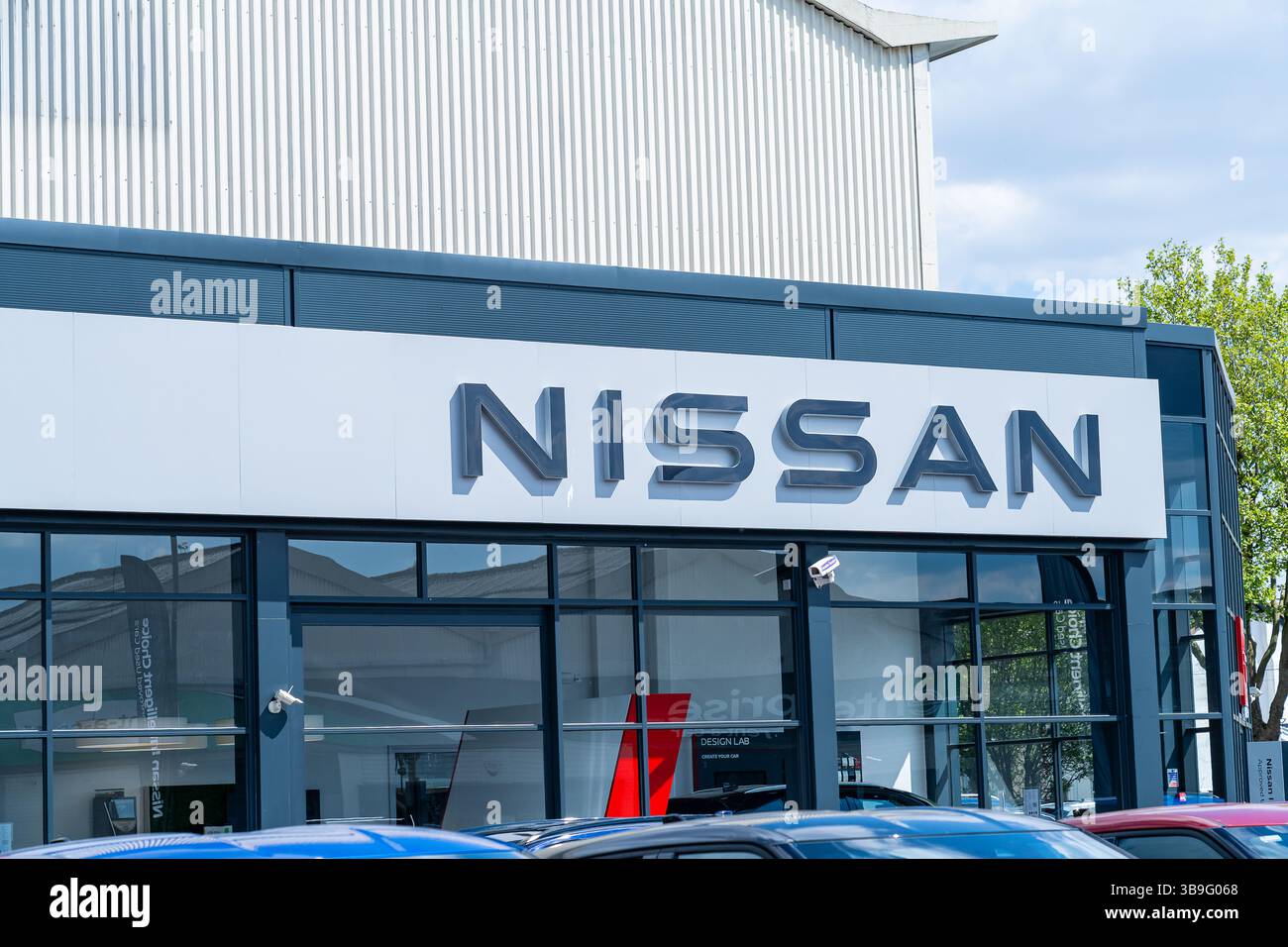 Wolverhampton, Royaume-Uni - 9 mai 2025 : signe et nom de Nissan Motor Company à l'extérieur d'une salle d'exposition de concessionnaire automobile Banque D'Images