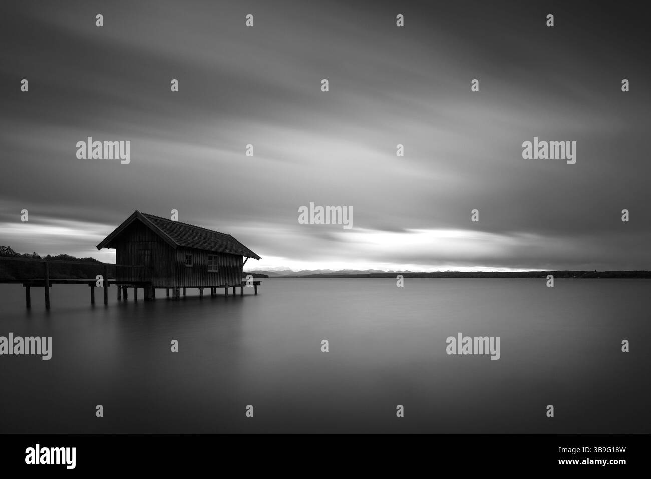 Hangar à bateaux sur l'Ammersee en Bavière, longue exposition en noir et blanc Banque D'Images