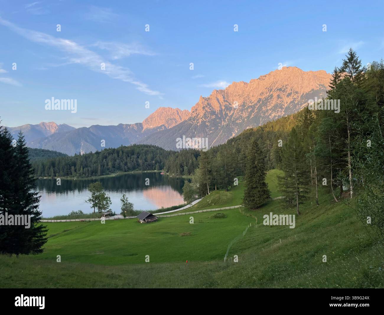 Vue sur les montagnes Lautersee et Karwendel au coucher du soleil, montagnes, lac, vue, pic de montagne, activité, soleil, nuages, ciel bleu, randonnée, tour de montagne, tour à vélo, Alpenwelt Karwendel, Mittenwald, haute-Bavière, Bavière, Allemagne Banque D'Images Vue sur les montagnes Lautersee et Karwendel au coucher du soleil, montagnes, lac, vue, pic de montagne, activité, soleil, nuages, ciel bleu, randonnée, tour de montagne, tour à vélo, Alpenwelt Karwendel, Mittenwald, haute-Bavière, Bavière, Allemagne Banque D'Images