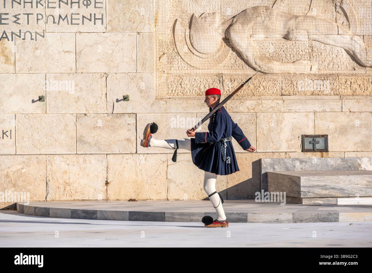 Athènes, Grèce, Europe. Soldats de la Garde présidentielle (appelés Evzones) devant la tombe du soldat inconnu sur la place Syntagma dans le centre-ville d'Athènes Banque D'Images