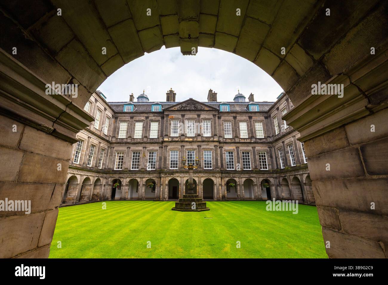 Vue sur le palais de Holyrood dans le centre-ville d'Édimbourg. Édimbourg, Écosse, Royaume-Uni, Europe. Banque D'Images
