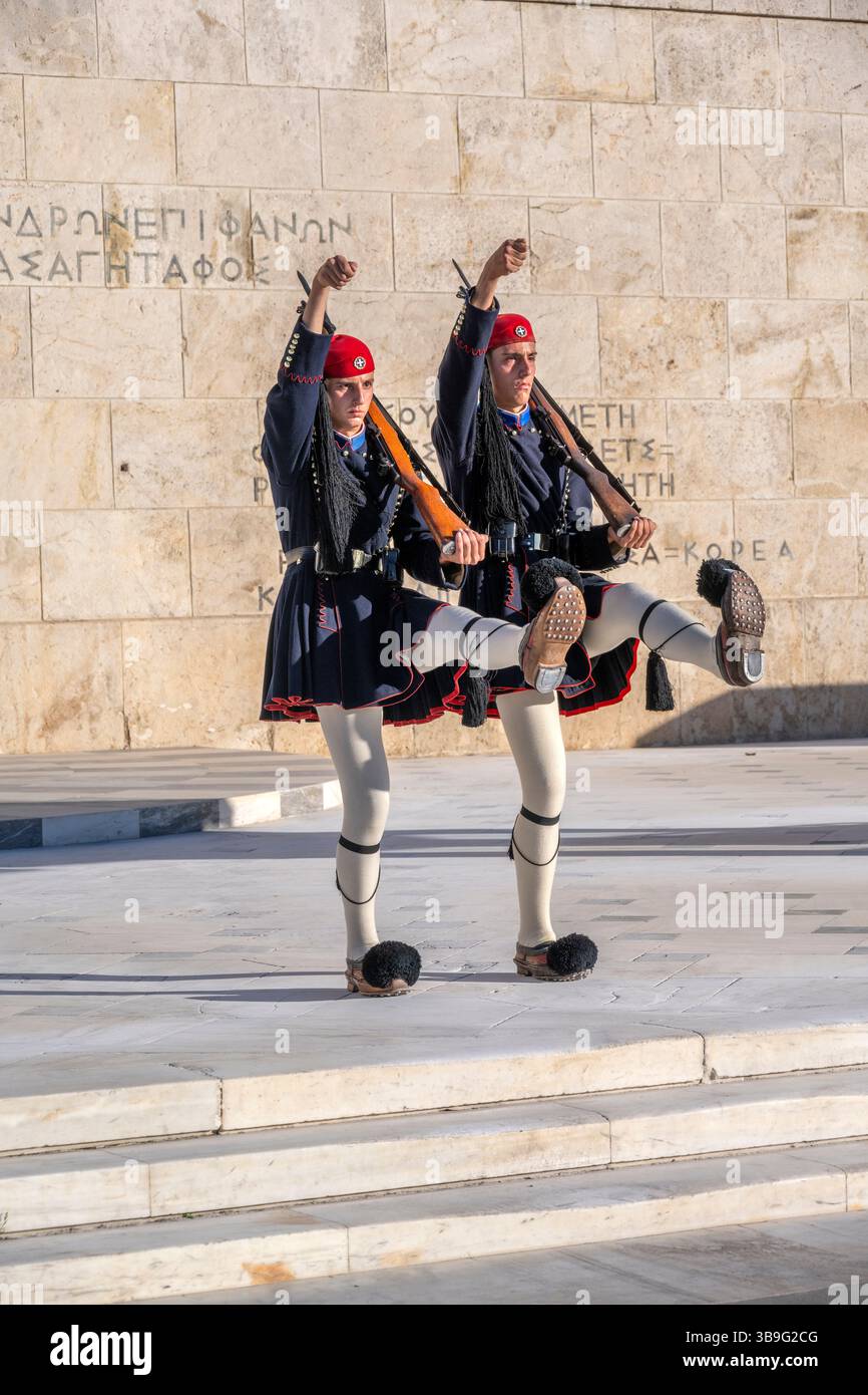 Athènes, Grèce, Europe. Soldats de la Garde présidentielle (appelés Evzones) devant la tombe du soldat inconnu sur la place Syntagma dans le centre-ville d'Athènes Banque D'Images