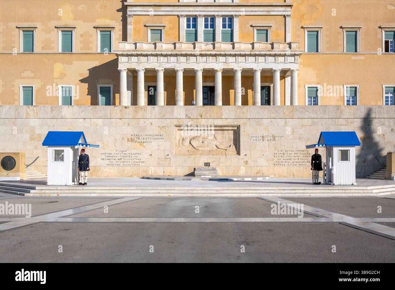 Athènes, Grèce, Europe. Soldats de la Garde présidentielle (appelés Evzones) devant la tombe du soldat inconnu sur la place Syntagma dans le centre-ville d'Athènes Banque D'Images