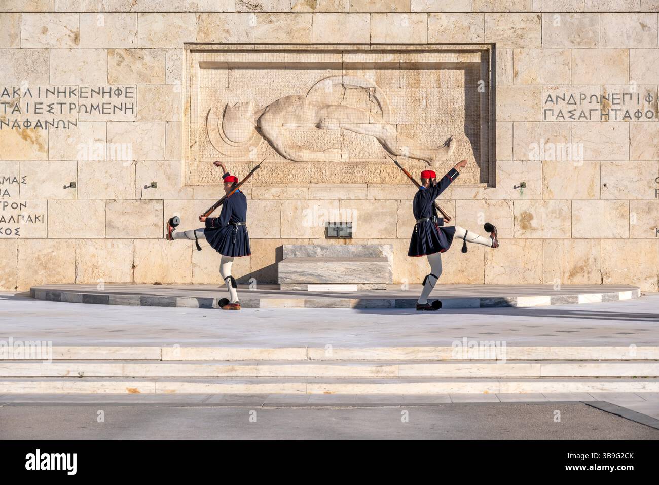 Athènes, Grèce, Europe. Soldats de la Garde présidentielle (appelés Evzones) devant la tombe du soldat inconnu sur la place Syntagma dans le centre-ville d'Athènes Banque D'Images