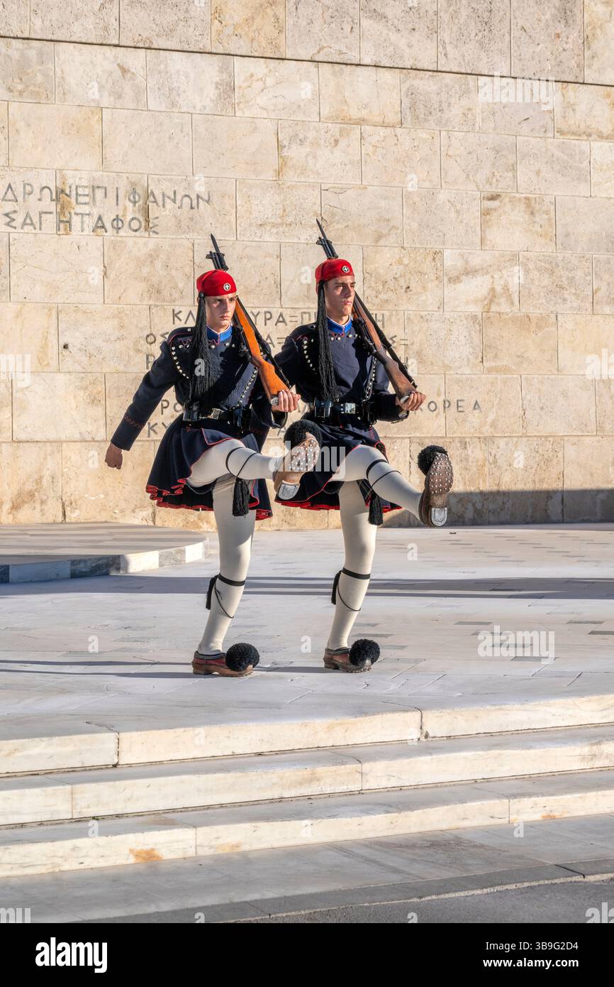 Athènes, Grèce, Europe. Soldats de la Garde présidentielle (appelés Evzones) devant la tombe du soldat inconnu sur la place Syntagma dans le centre-ville d'Athènes Banque D'Images