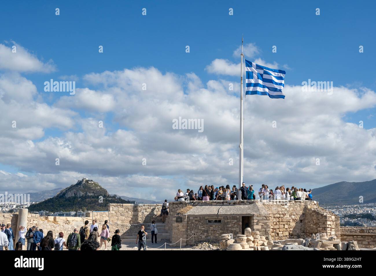 Athènes, Grèce, Europe. Le drapeau grec sur l'Acropole Banque D'Images