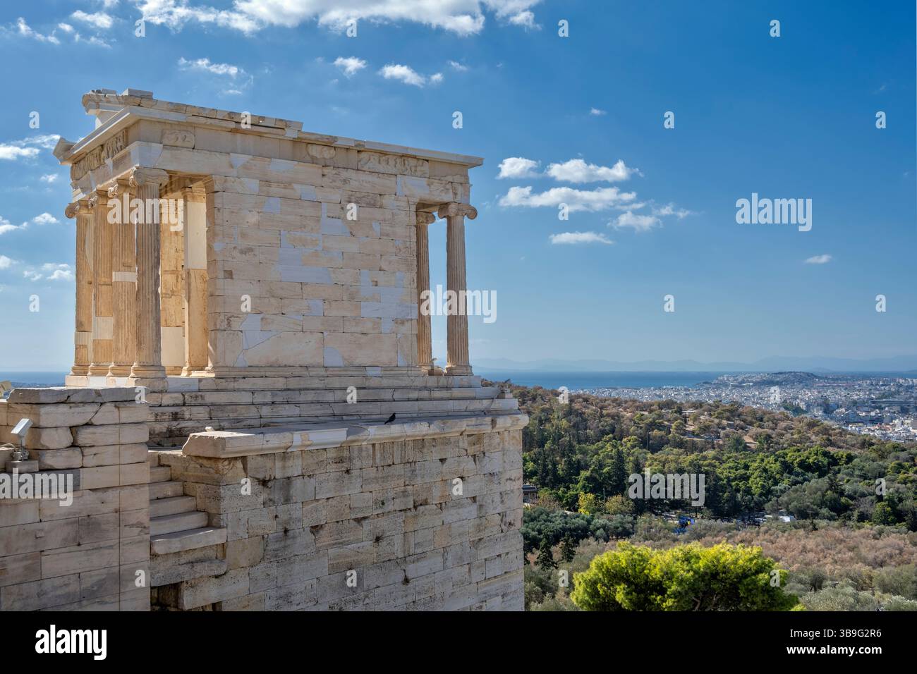 Athènes, Grèce, Europe. Le temple d'Athéna Nike (déesse de la victoire) sur l'Acropole, en arrière-plan la vue s'étend jusqu'au Pirée Banque D'Images