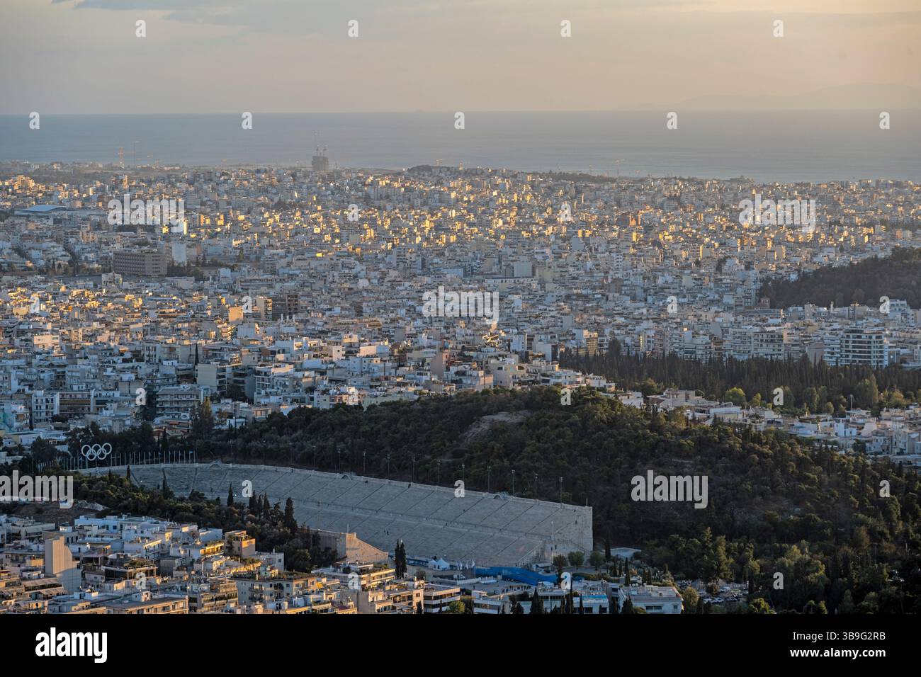 Athènes, Grèce, Europe. Vue sur le stade Panathinaiko depuis la colline Lycabettus Banque D'Images