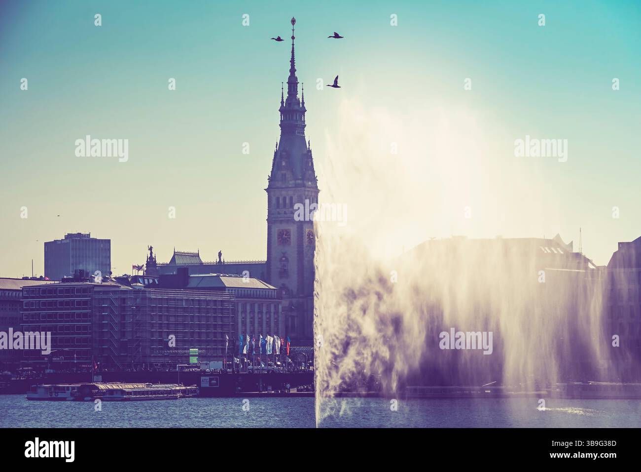 Fontaine Alster sur l'Alster intérieur, Jungfernstieg et l'Hôtel de ville à Hambourg, Allemagne Banque D'Images