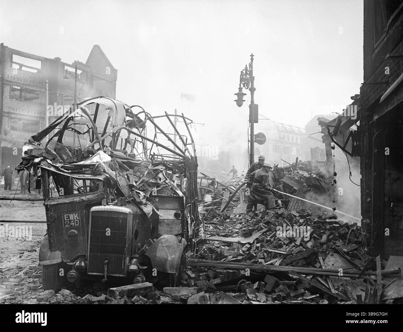 Un autobus naufragé se dresse parmi une scène de dévastation dans le centre de Coventry après le raid aérien majeur de la Luftwaffe dans la nuit du 14/15 novembre 1940. Banque D'Images Un autobus naufragé se dresse parmi une scène de dévastation dans le centre de Coventry après le raid aérien majeur de la Luftwaffe dans la nuit du 14/15 novembre 1940. Banque D'Images