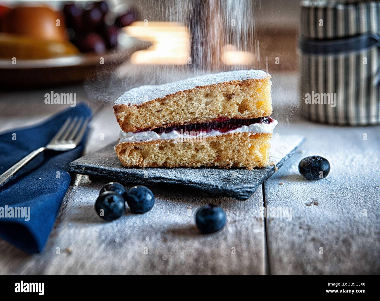 Une tranche de gâteau sans gluten dans un cadre de café Banque D'Images