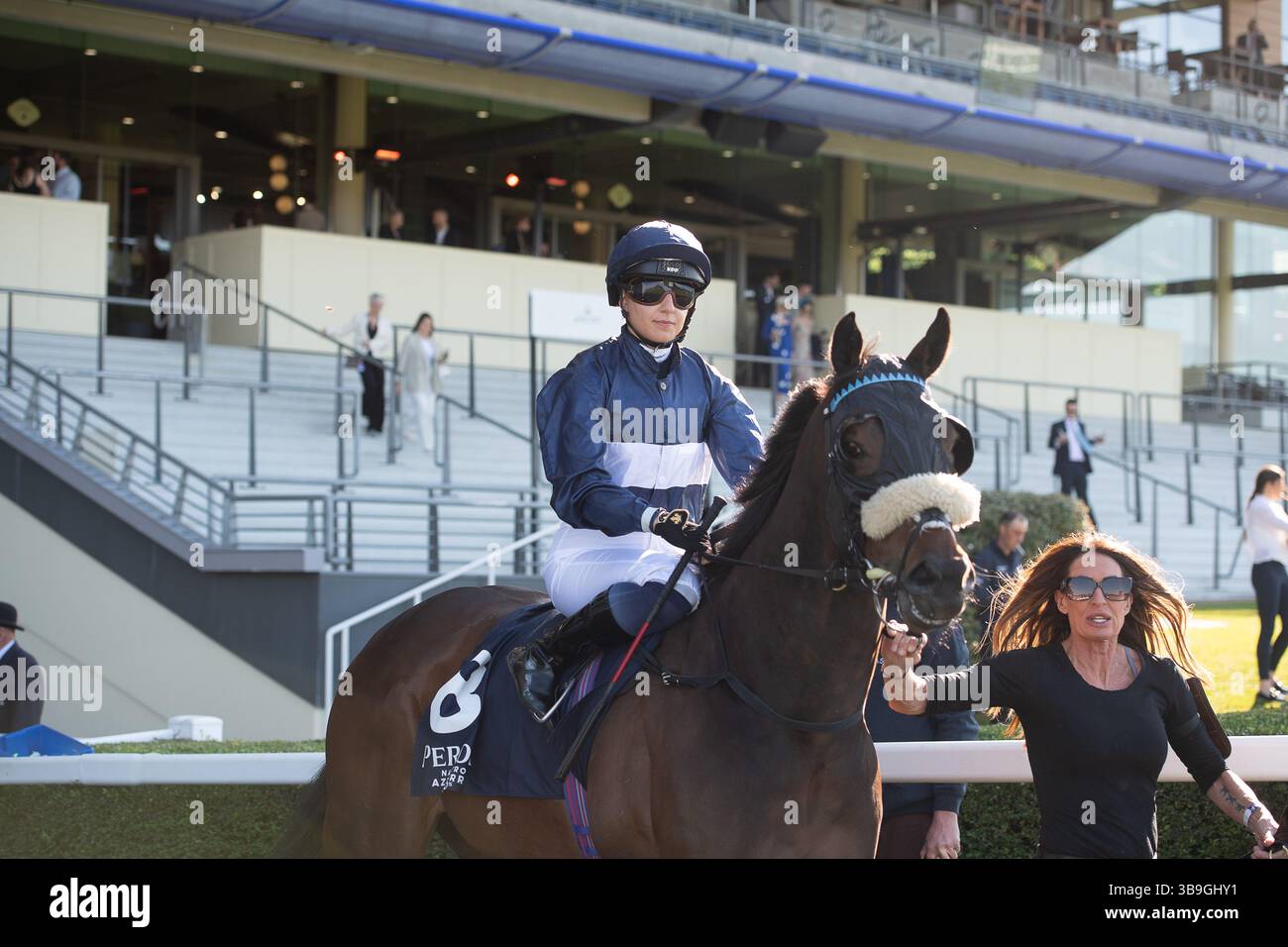 Ascot, Royaume-Uni. 9 mai 2025. Horse Toby Tops monté par le jockey Morgan Cole se dirige sur le circuit avant de remporter le Peroni Nastro Azzurro 0,0% Apprentice handicap Stakes, Class 4, GBBPlus Race à Ascot Racecourse dans le Berkshire au Peroni Nastro Azzurro 0,0% Friday Raceday. Propriétaire M. Paul Goonan, entraîneur Dylan Cunha, Newmarket, éleveur Curie Monceaux/Rifa Mustang. Crédit : Maureen McLean/Alamy Live News Banque D'Images