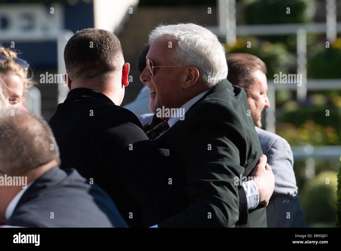 Ascot, Royaume-Uni. 9 mai 2025. Happy Winning Connections After Horse Toby Tops monté par le jockey Morgan Cole remporte le Peroni Nastro Azzurro 0,0% Apprentice handicap Stakes, Class 4, GBBPlus Race à Ascot Racecourse dans le Berkshire au Peroni Nastro Azzurro 0,0% Friday Raceday. Propriétaire M. Paul Goonan, entraîneur Dylan Cunha, Newmarket, éleveur Curie Monceaux/Rifa Mustang. Crédit : Maureen McLean/Alamy Live News Banque D'Images