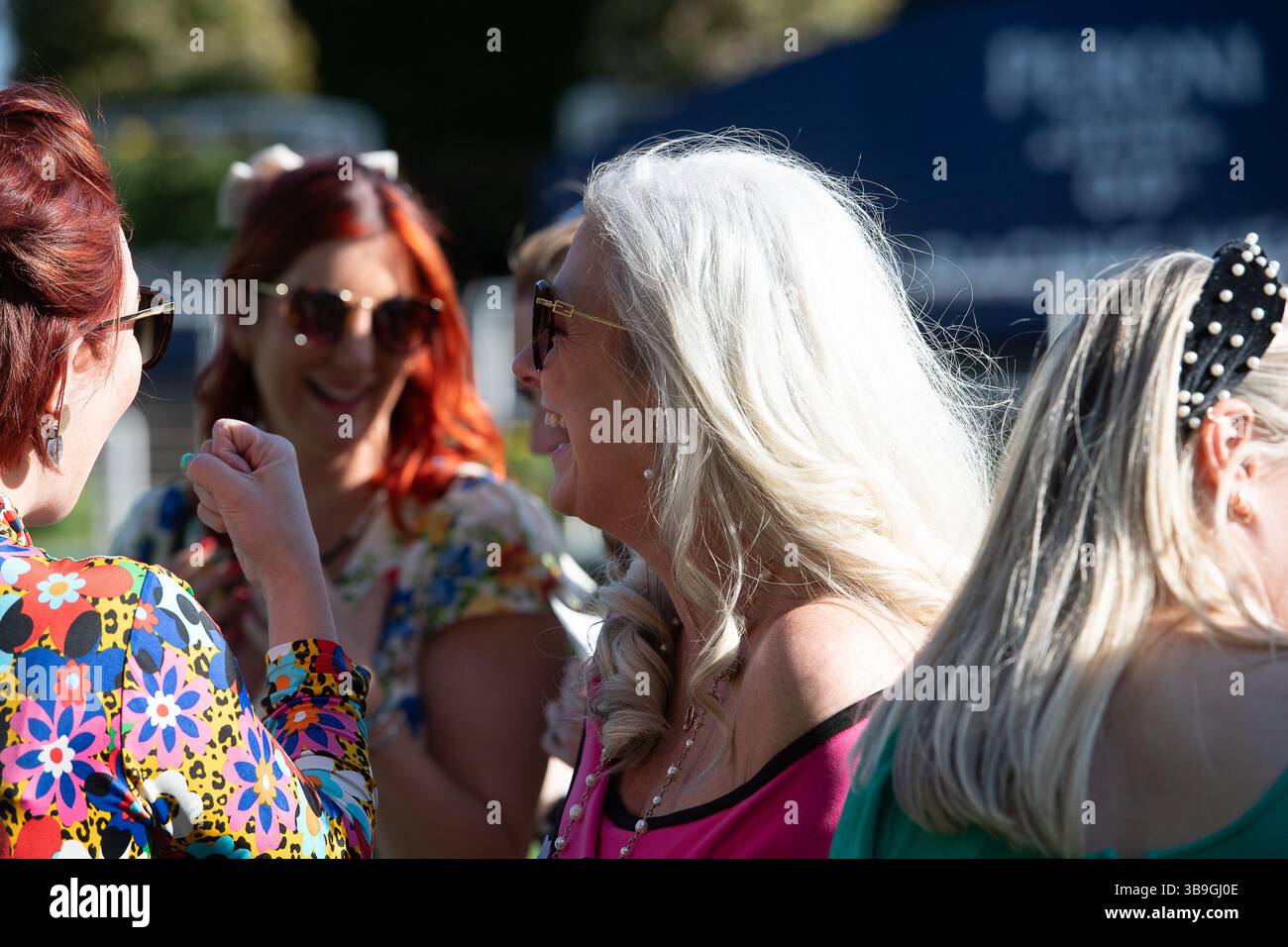 Ascot, Royaume-Uni. 9 mai 2025. Happy Winning Connections After Horse Toby Tops monté par le jockey Morgan Cole remporte le Peroni Nastro Azzurro 0,0% Apprentice handicap Stakes, Class 4, GBBPlus Race à Ascot Racecourse dans le Berkshire au Peroni Nastro Azzurro 0,0% Friday Raceday. Propriétaire M. Paul Goonan, entraîneur Dylan Cunha, Newmarket, éleveur Curie Monceaux/Rifa Mustang. Crédit : Maureen McLean/Alamy Live News Banque D'Images