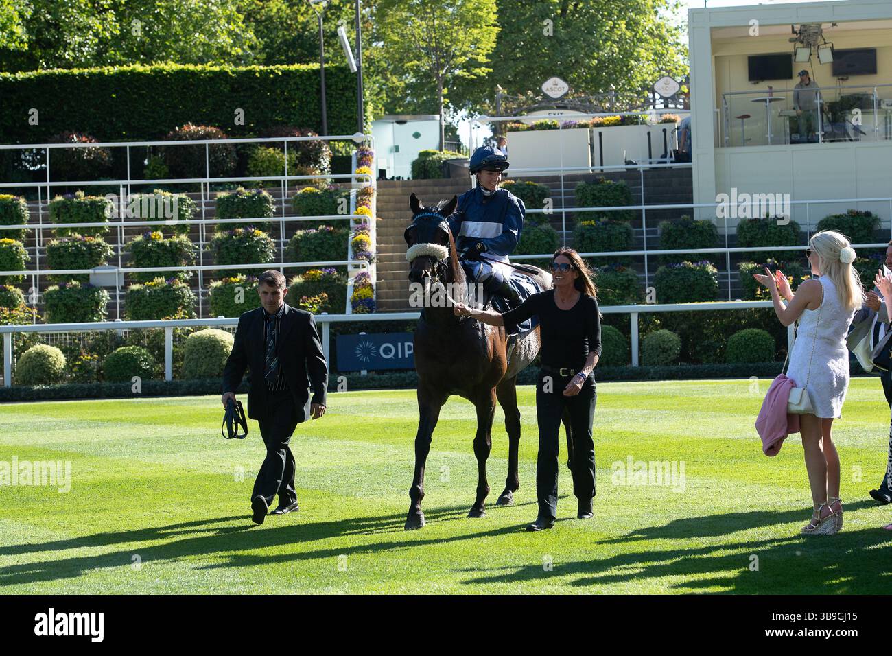 Ascot, Royaume-Uni. 9 mai 2025. Horse Toby Tops monté par le jockey Morgan Cole remporte le Peroni Nastro Azzurro 0,0% Apprentice handicap Stakes, Class 4, GBBPlus Race à Ascot Racecourse dans le Berkshire au Peroni Nastro Azzurro 0,0% Friday Raceday. Propriétaire M. Paul Goonan, entraîneur Dylan Cunha, Newmarket, éleveur Curie Monceaux/Rifa Mustang. Crédit : Maureen McLean/Alamy Live News Banque D'Images