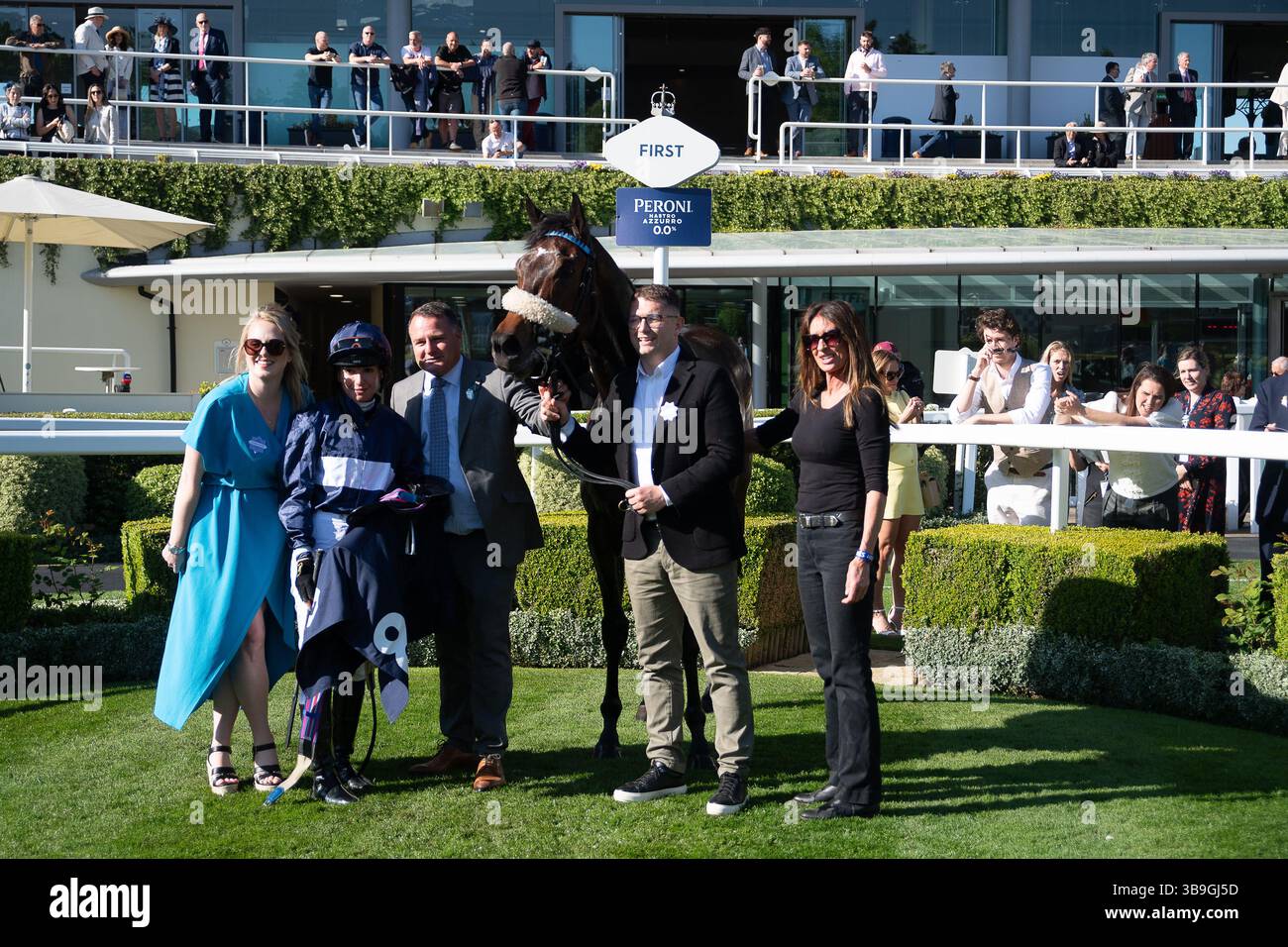 Ascot, Royaume-Uni. 9 mai 2025. Horse Toby Tops monté par le jockey Morgan Cole remporte le Peroni Nastro Azzurro 0,0% Apprentice handicap Stakes, Class 4, GBBPlus Race à Ascot Racecourse dans le Berkshire au Peroni Nastro Azzurro 0,0% Friday Raceday. Propriétaire M. Paul Goonan, entraîneur Dylan Cunha, Newmarket, éleveur Curie Monceaux/Rifa Mustang. Crédit : Maureen McLean/Alamy Live News Banque D'Images