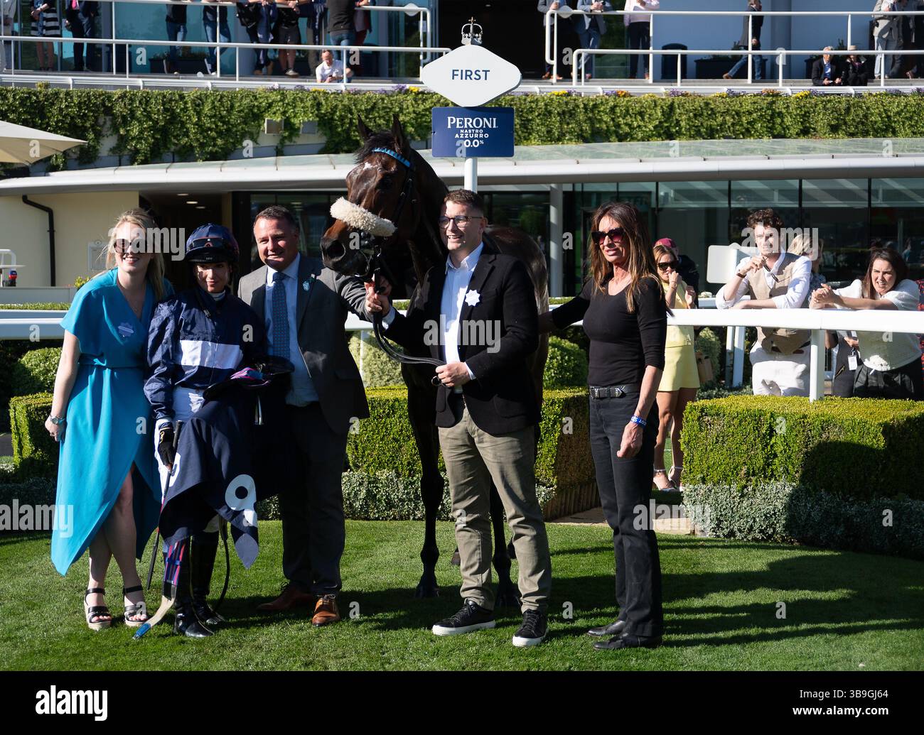 Ascot, Royaume-Uni. 9 mai 2025. Horse Toby Tops monté par le jockey Morgan Cole remporte le Peroni Nastro Azzurro 0,0% Apprentice handicap Stakes, Class 4, GBBPlus Race à Ascot Racecourse dans le Berkshire au Peroni Nastro Azzurro 0,0% Friday Raceday. Propriétaire M. Paul Goonan, entraîneur Dylan Cunha, Newmarket, éleveur Curie Monceaux/Rifa Mustang. Crédit : Maureen McLean/Alamy Live News Banque D'Images