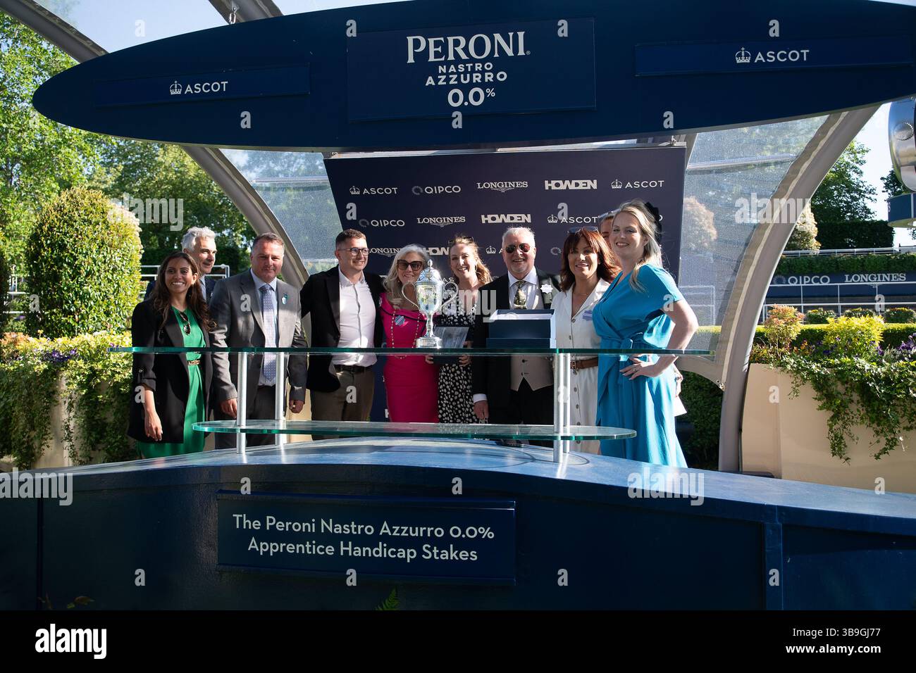 Ascot, Royaume-Uni. 9 mai 2025. Les gagnants présentation après le cheval Toby Tops monté par le jockey Morgan Cole remporte le Peroni Nastro Azzurro 0,0% Apprentice handicap Stakes, Class 4, GBBPlus Race à Ascot Racecourse dans le Berkshire au Peroni Nastro Azzurro 0,0% Friday Raceday. Propriétaire M. Paul Goonan, entraîneur Dylan Cunha, Newmarket, éleveur Curie Monceaux/Rifa Mustang. Crédit : Maureen McLean/Alamy Live News Banque D'Images