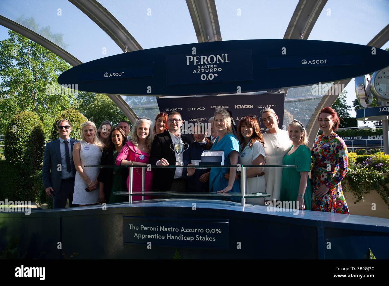 Ascot, Royaume-Uni. 9 mai 2025. Les gagnants présentation après le cheval Toby Tops monté par le jockey Morgan Cole remporte le Peroni Nastro Azzurro 0,0% Apprentice handicap Stakes, Class 4, GBBPlus Race à Ascot Racecourse dans le Berkshire au Peroni Nastro Azzurro 0,0% Friday Raceday. Propriétaire M. Paul Goonan, entraîneur Dylan Cunha, Newmarket, éleveur Curie Monceaux/Rifa Mustang. Crédit : Maureen McLean/Alamy Live News Banque D'Images