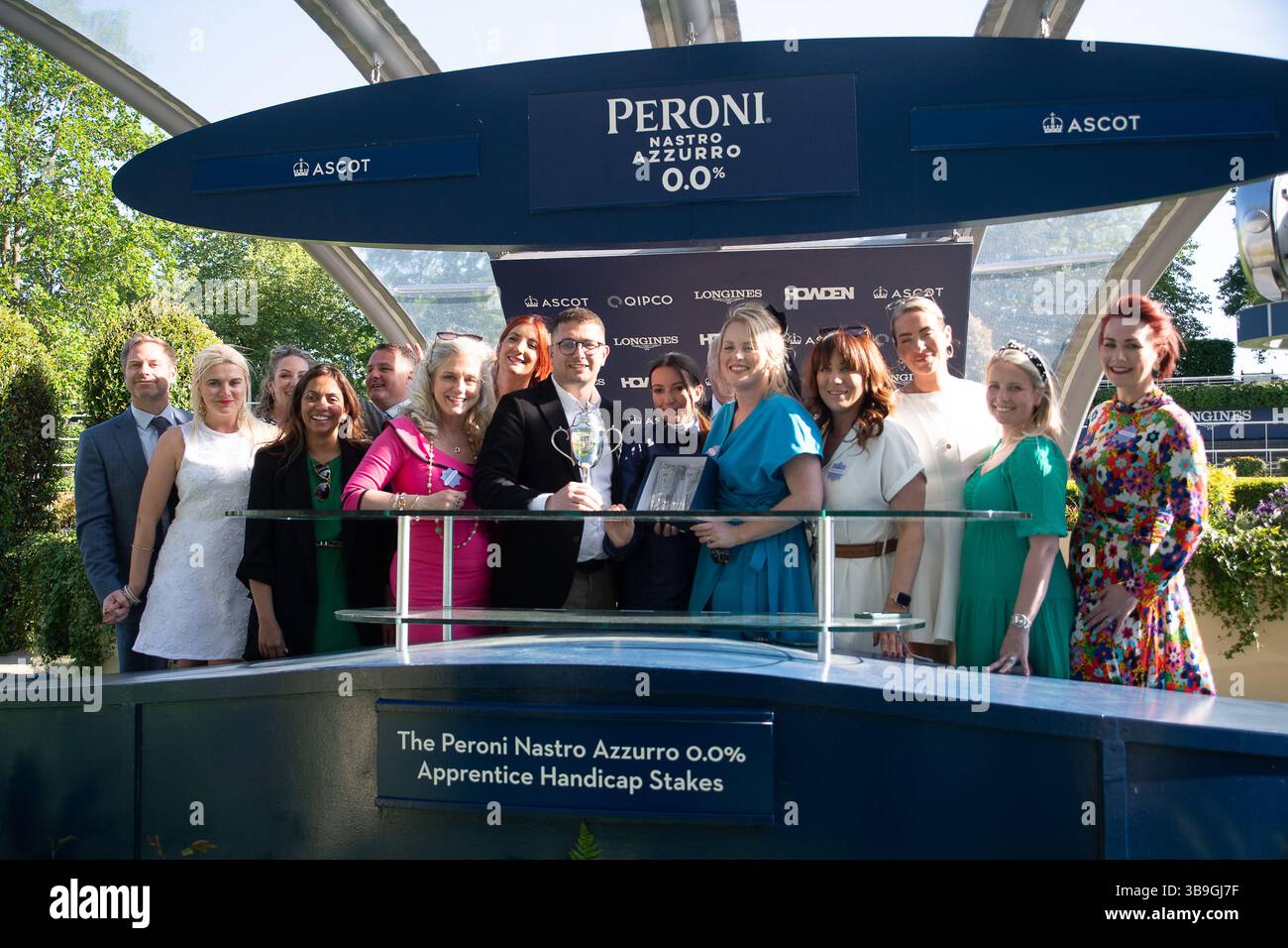 Ascot, Royaume-Uni. 9 mai 2025. Les gagnants présentation après le cheval Toby Tops monté par le jockey Morgan Cole remporte le Peroni Nastro Azzurro 0,0% Apprentice handicap Stakes, Class 4, GBBPlus Race à Ascot Racecourse dans le Berkshire au Peroni Nastro Azzurro 0,0% Friday Raceday. Propriétaire M. Paul Goonan, entraîneur Dylan Cunha, Newmarket, éleveur Curie Monceaux/Rifa Mustang. Crédit : Maureen McLean/Alamy Live News Banque D'Images