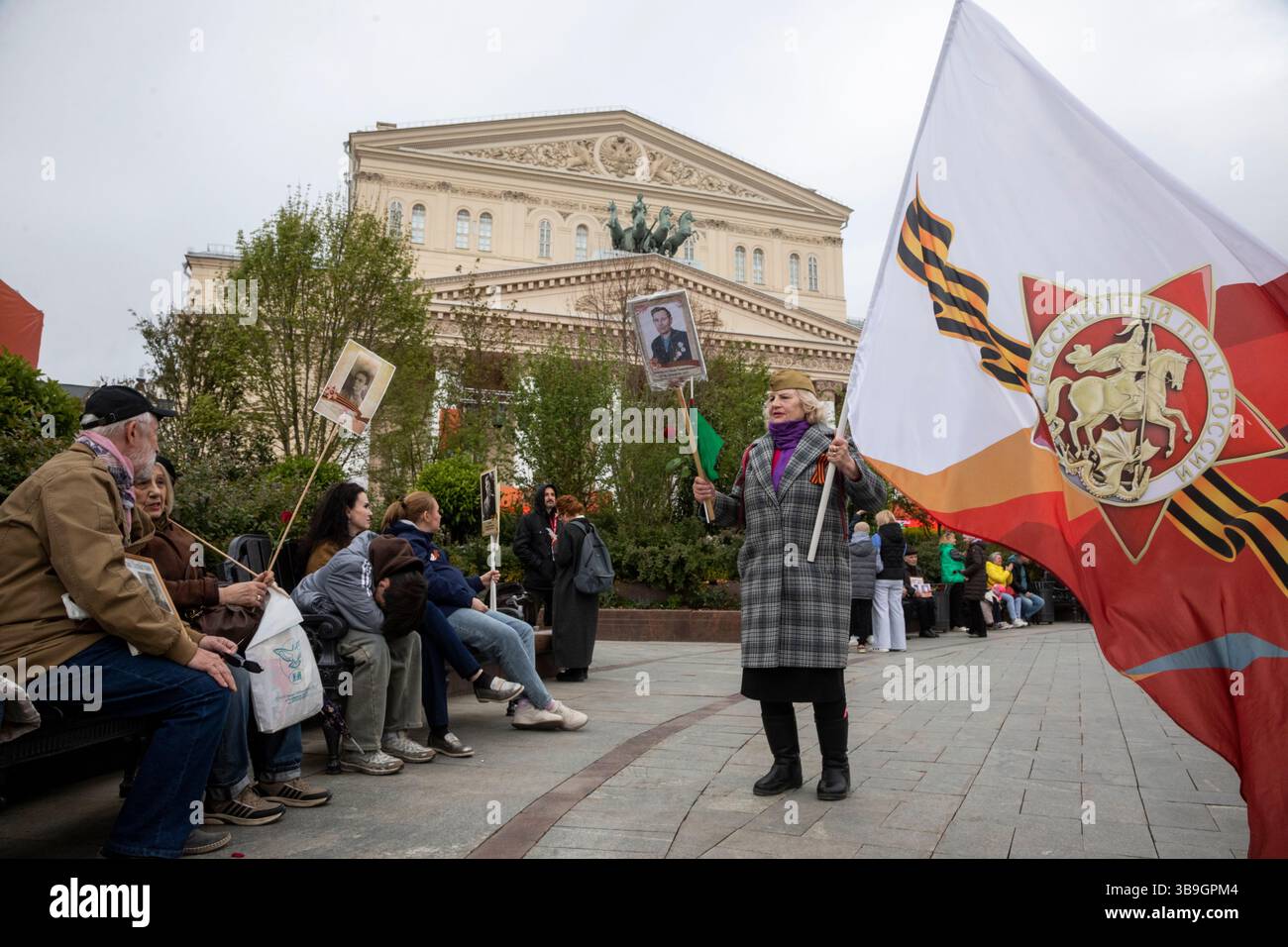Moscou, Russie. 9 mai 2025. Les gens portent des portraits de leurs proches qui ont combattu pendant la seconde Guerre mondiale et d'autres guerres lors de la célébration du 80e anniversaire de la victoire dans la Grande Guerre patriotique dans le centre-ville de Moscou, en Russie. Crédit : Nikolay Vinokurov/Alamy Live News Banque D'Images