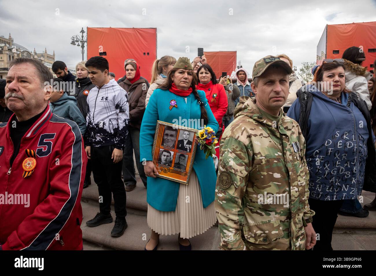 Moscou, Russie. 9 mai 2025. Les gens portent des portraits de leurs proches qui ont combattu pendant la seconde Guerre mondiale et d'autres guerres lors de la célébration du 80e anniversaire de la victoire dans la Grande Guerre patriotique dans le centre-ville de Moscou, en Russie. Crédit : Nikolay Vinokurov/Alamy Live News Banque D'Images