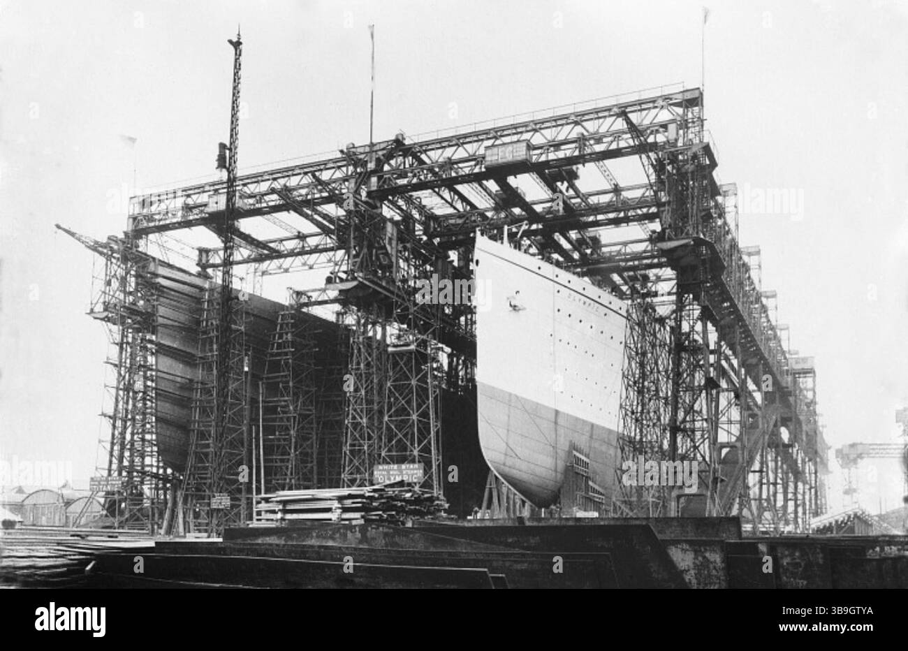 L'Olympic et le Titanic sont en cours de construction aux chantiers navals Harland et Wolff à Belfast, en Irlande du Nord. L'Olympic est plus proche de la caméra et plus avancé que Titanic à gauche. Banque D'Images