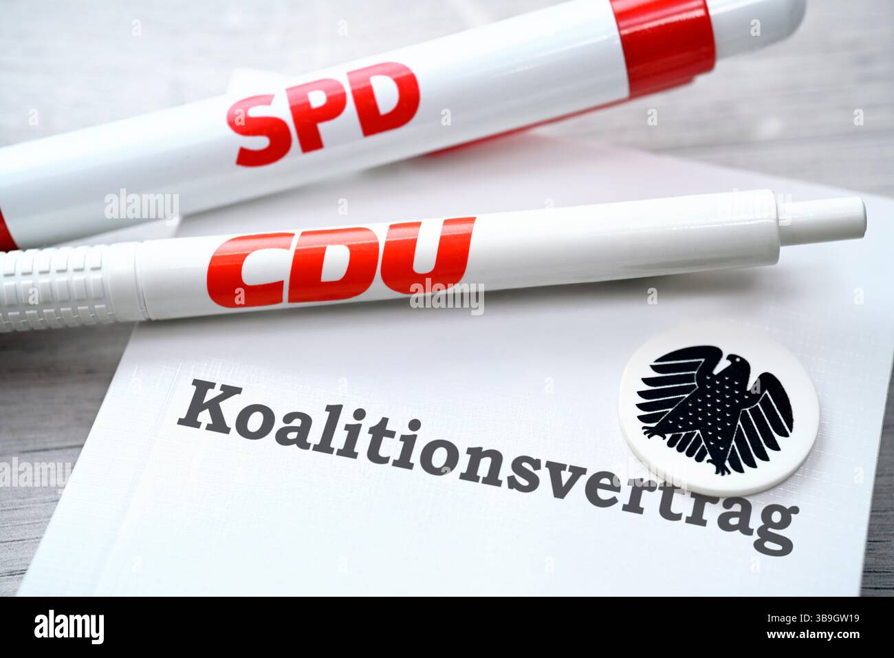 Stylo à bille de CDU et SPD sur livre avec inscription accord de coalition, photomontage Banque D'Images