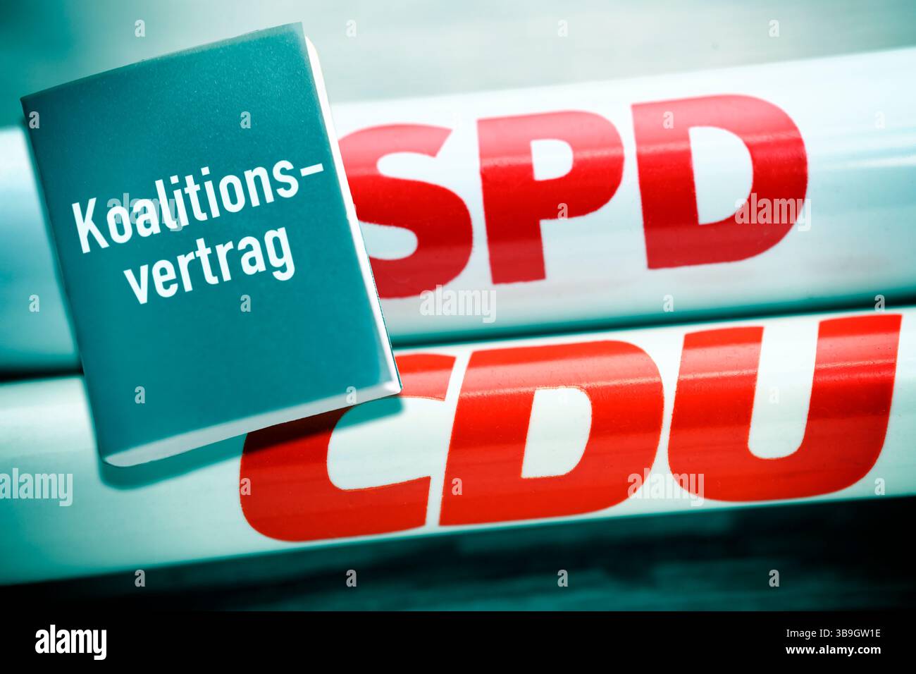 Stylo à bille CDU et SPD et livre avec inscription d'accord de coalition, photomontage Banque D'Images
