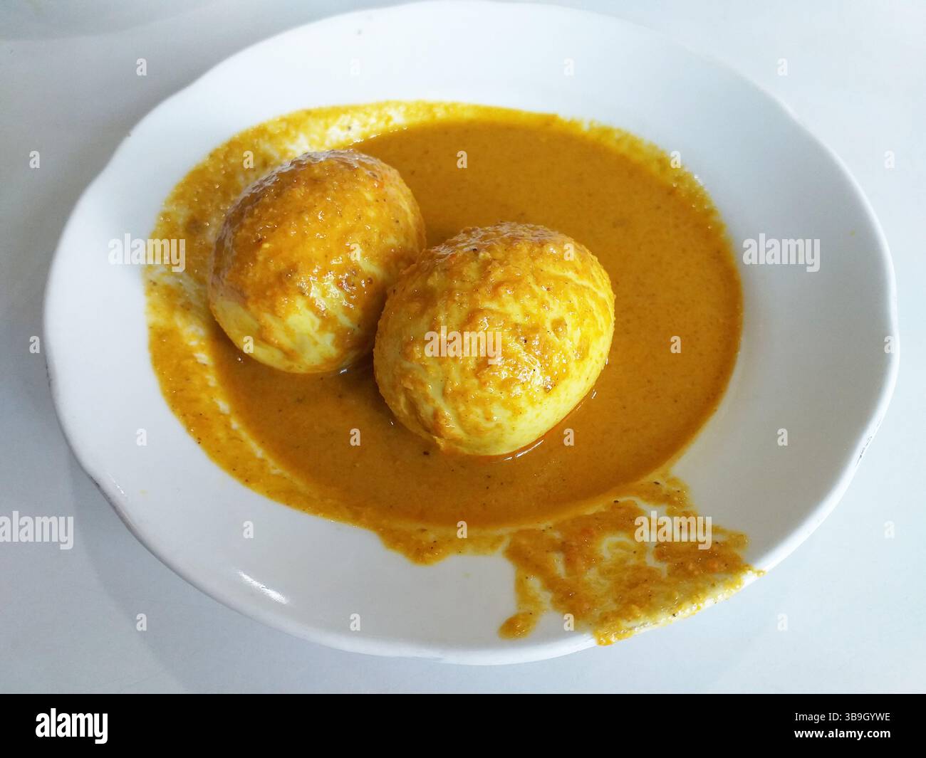 Gulai Telur ou œufs durs en sauce curry douce, nourriture indonésienne Minangkabau Padang de l'ouest de Sumatra Banque D'Images