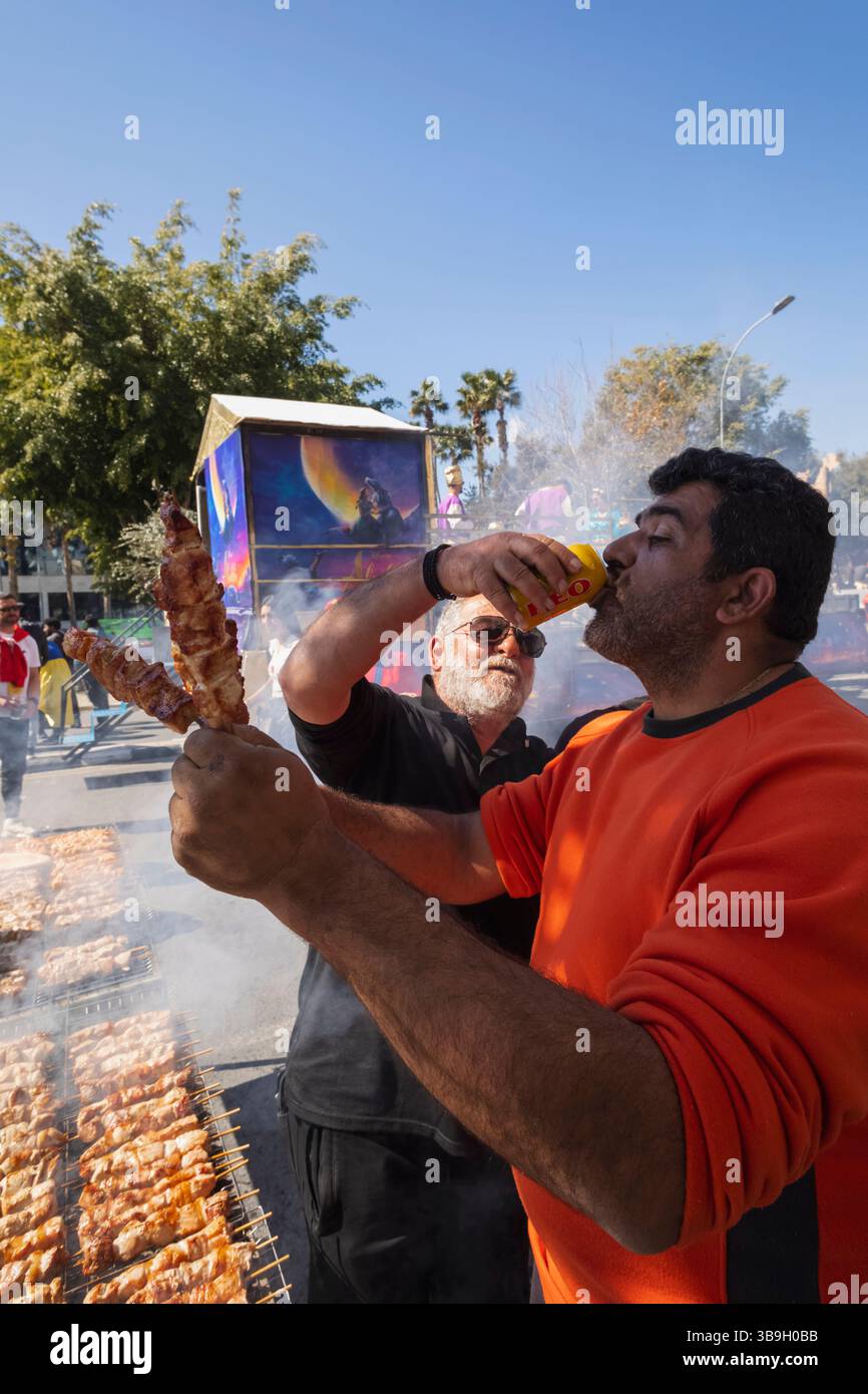 Chypre, Limassol (Lemesos), Grand Carnaval Parade qui a lieu chaque année en mars, Street Food Vendor buvant de la bière Banque D'Images