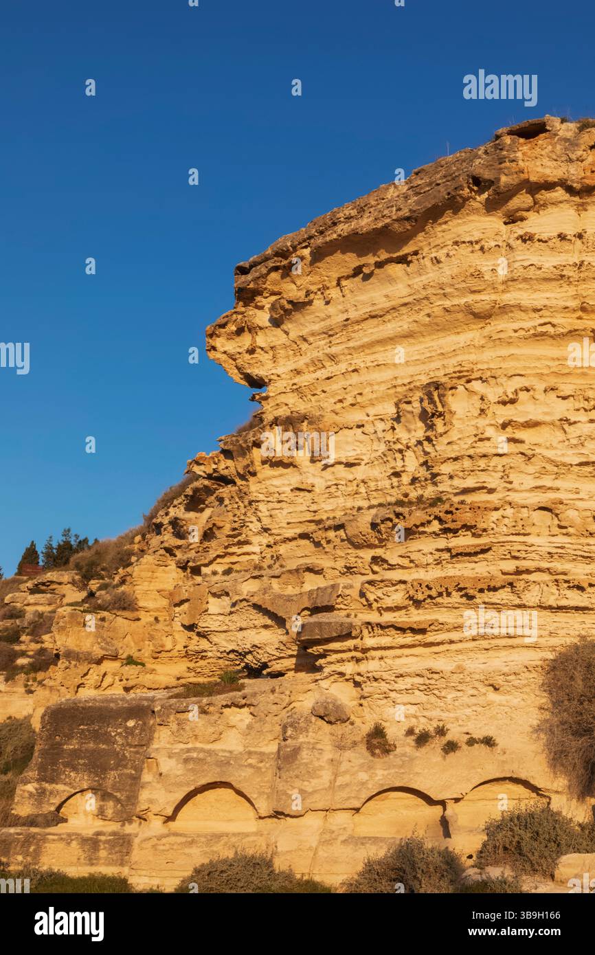 Chypre, Episkopi, Kourion, le site archéologique de Kourion, falaises de grès et tombeaux antiques au bord du plateau de Kourion Banque D'Images