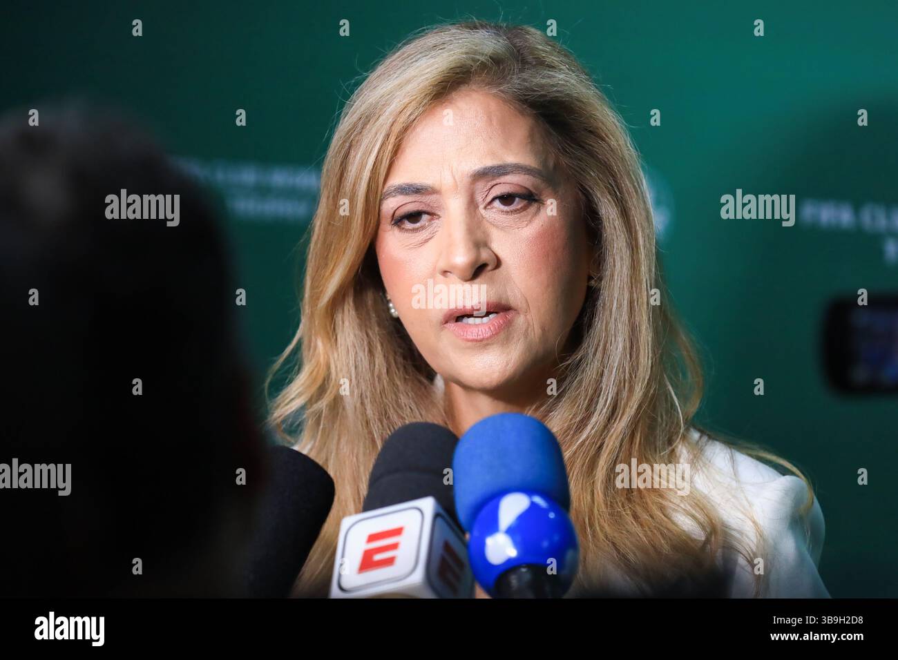 La présidente de Palmeiras, Leila Pereira, s’entretient avec des journalistes après l’exposition du trophée de la Coupe du monde des clubs de la FIFA dans la salle des trophées de l’Allianz Parque, dans la zone ouest de São Paulo, ce vendredi 9 mai. Crédit : Brazil photo Press/Alamy Live News Banque D'Images