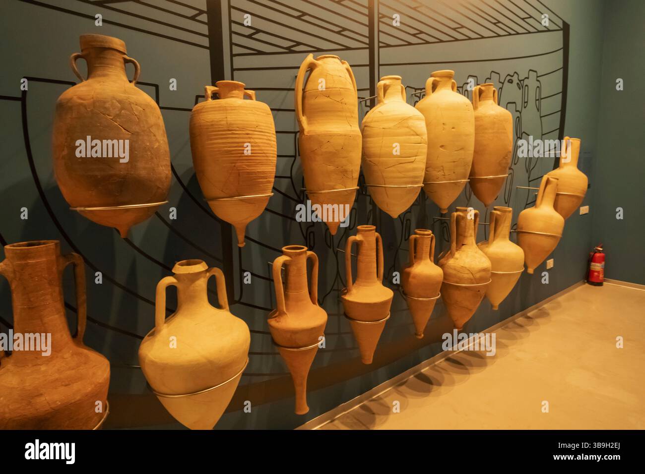 Chypre, Paphos, Musée archéologique du district de Paphos, exposition de diverses amphores datant du IIe-IIIe siècle av. J.-C. Banque D'Images