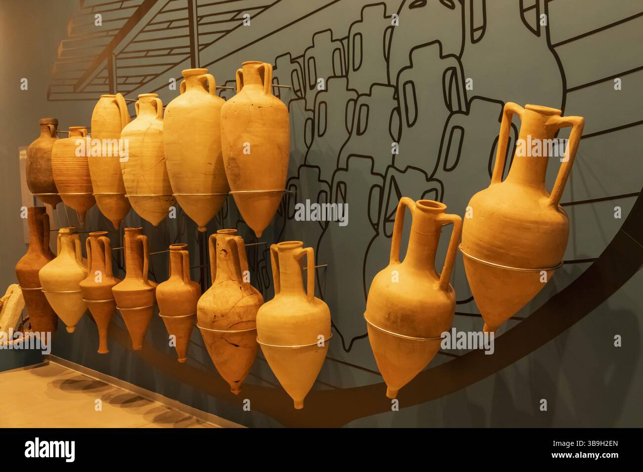 Chypre, Paphos, Musée archéologique du district de Paphos, exposition de diverses amphores datant du IIe-IIIe siècle av. J.-C. Banque D'Images