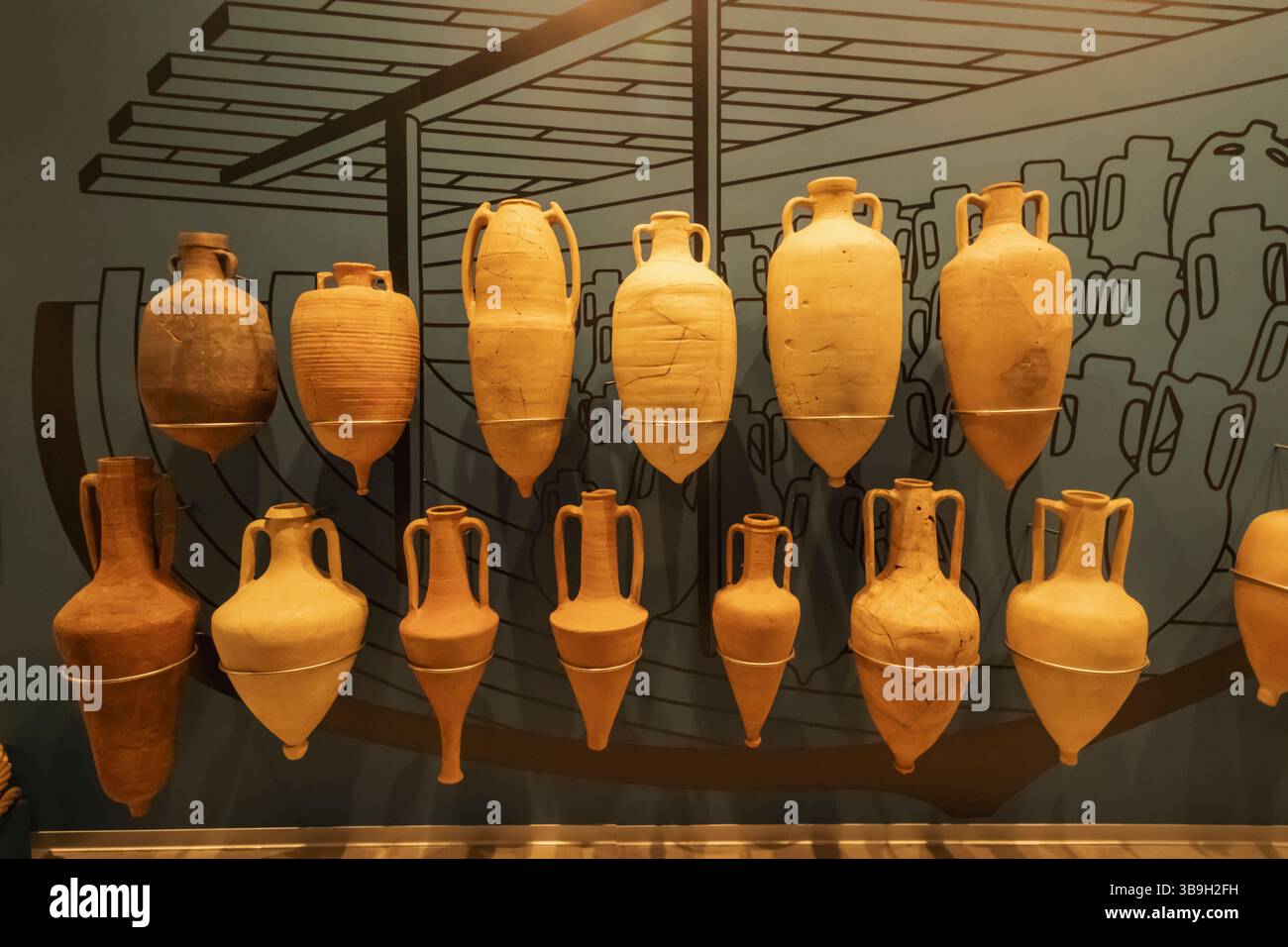 Chypre, Paphos, Musée archéologique du district de Paphos, exposition de diverses amphores datant du IIe-IIIe siècle av. J.-C. Banque D'Images