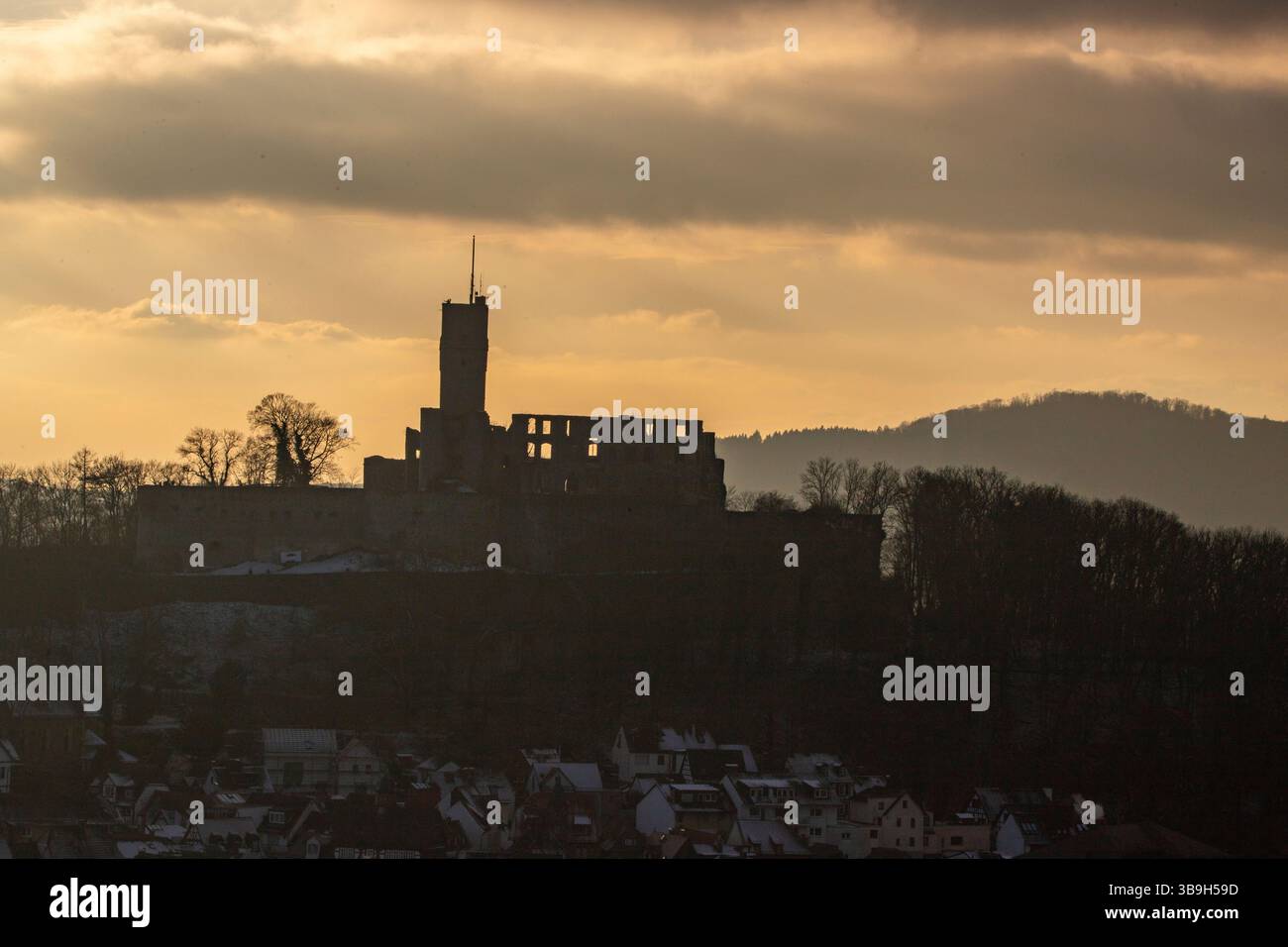 Point de vue et paysage pris dans la soirée au coucher du soleil. Temps froid et neige légère à Schlossblick. Vue sur le château et sur un village en hiver près de Francfort Königstein, Taunus, Hesse, Allemagne Banque D'Images