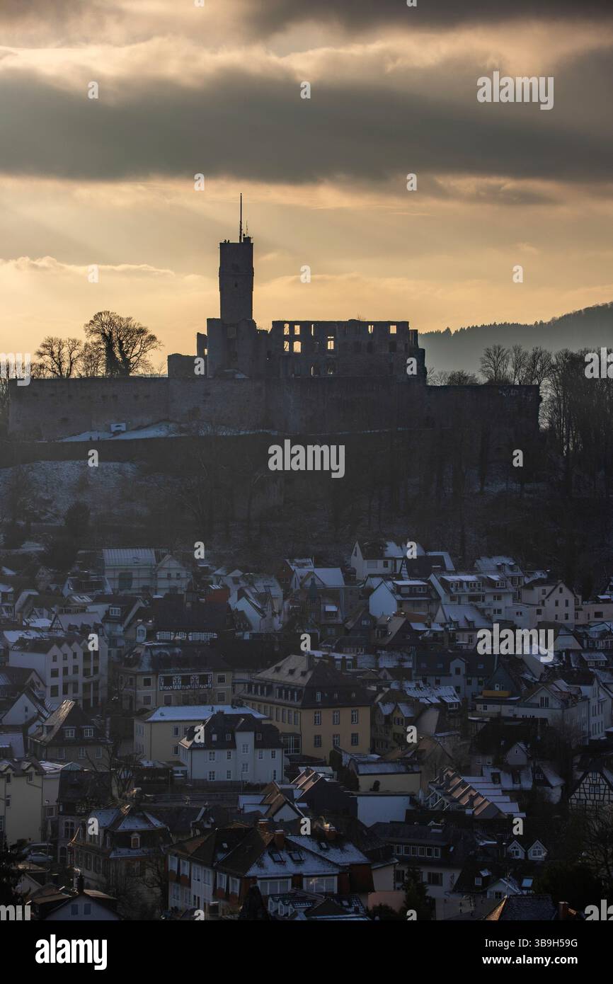 Point de vue et paysage pris dans la soirée au coucher du soleil. Temps froid et neige légère à Schlossblick. Vue sur le château et sur un village en hiver près de Francfort Königstein, Taunus, Hesse, Allemagne Banque D'Images