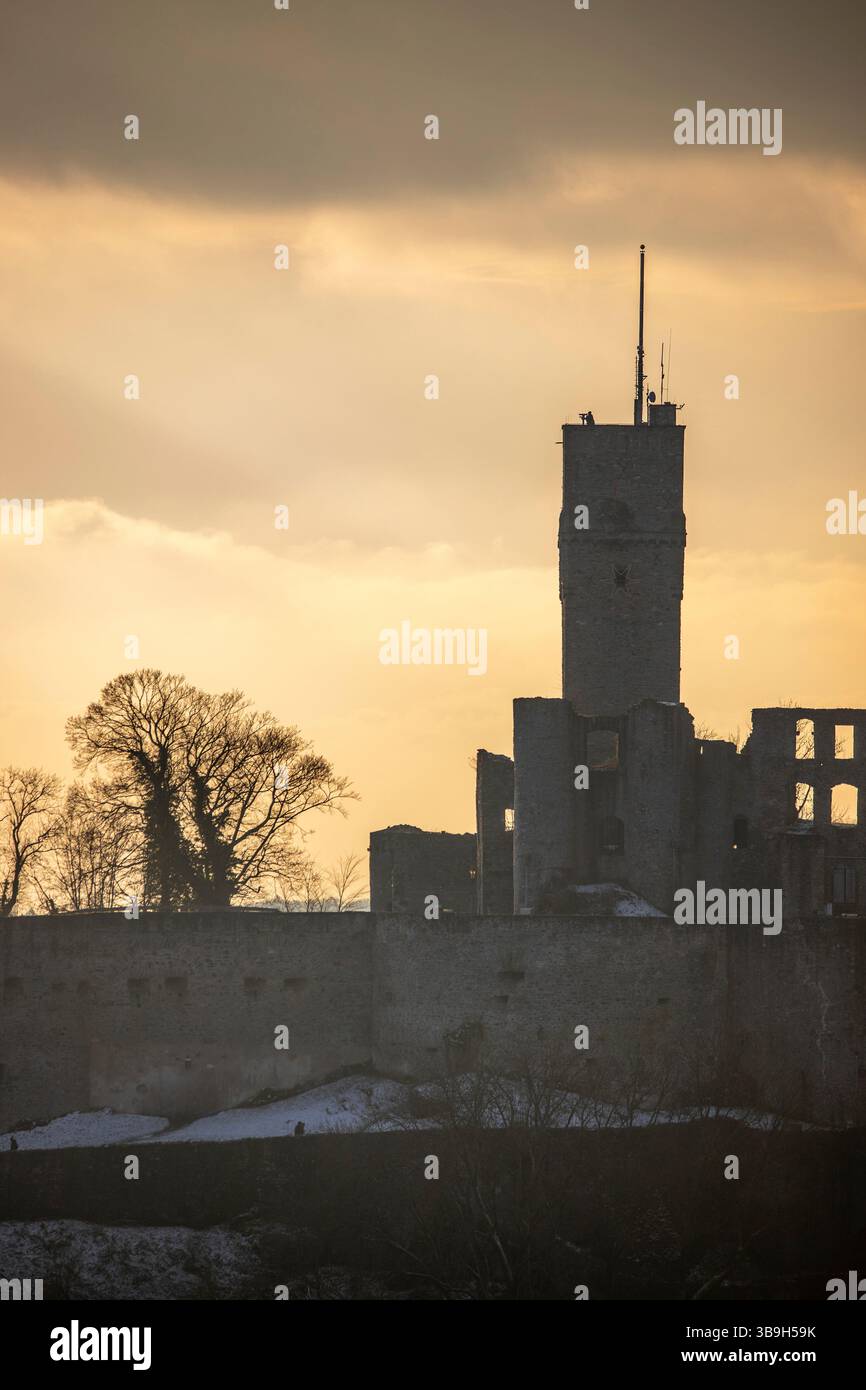 Point de vue et paysage pris dans la soirée au coucher du soleil. Temps froid et neige légère à Schlossblick. Vue sur le château et sur un village en hiver près de Francfort Königstein, Taunus, Hesse, Allemagne Banque D'Images