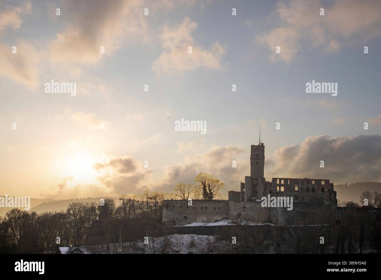 Point de vue et paysage pris dans la soirée au coucher du soleil. Temps froid et neige légère à Schlossblick. Vue sur le château et sur un village en hiver près de Francfort Königstein, Taunus, Hesse, Allemagne Banque D'Images