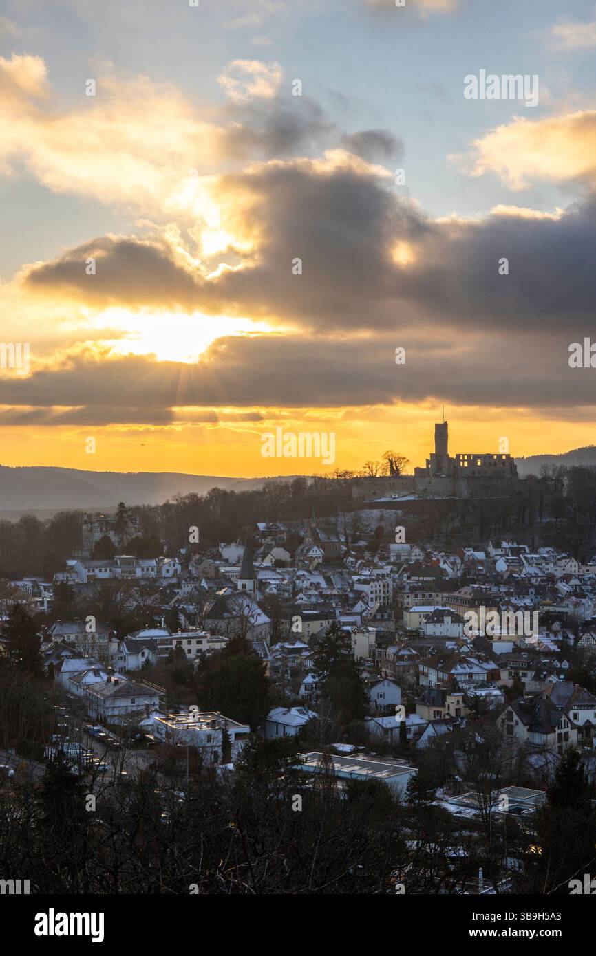 Point de vue et paysage pris dans la soirée au coucher du soleil. Temps froid et neige légère à Schlossblick. Vue sur le château et sur un village en hiver près de Francfort Königstein, Taunus, Hesse, Allemagne Banque D'Images