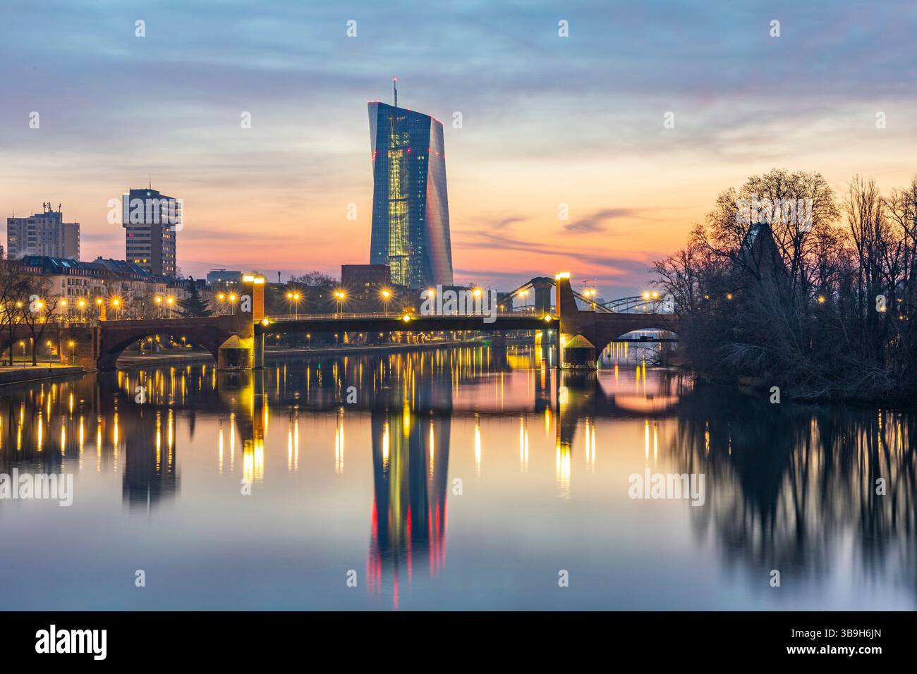 La rivière main le matin au lever du soleil. Ciel coloré et une belle vue d'ensemble du pied et des berges d'une ville et de ses environs. dans une couleur spéciale. Francfort sur le main, Hesse Banque D'Images