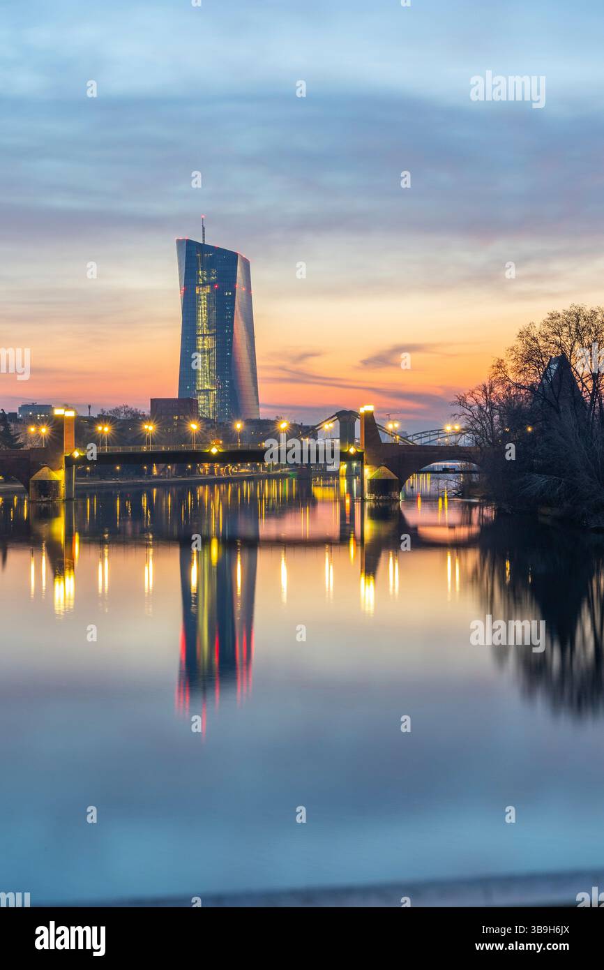 La rivière main le matin au lever du soleil. Ciel coloré et une belle vue d'ensemble du pied et des berges d'une ville et de ses environs. dans une couleur spéciale. Francfort sur le main, Hesse Banque D'Images