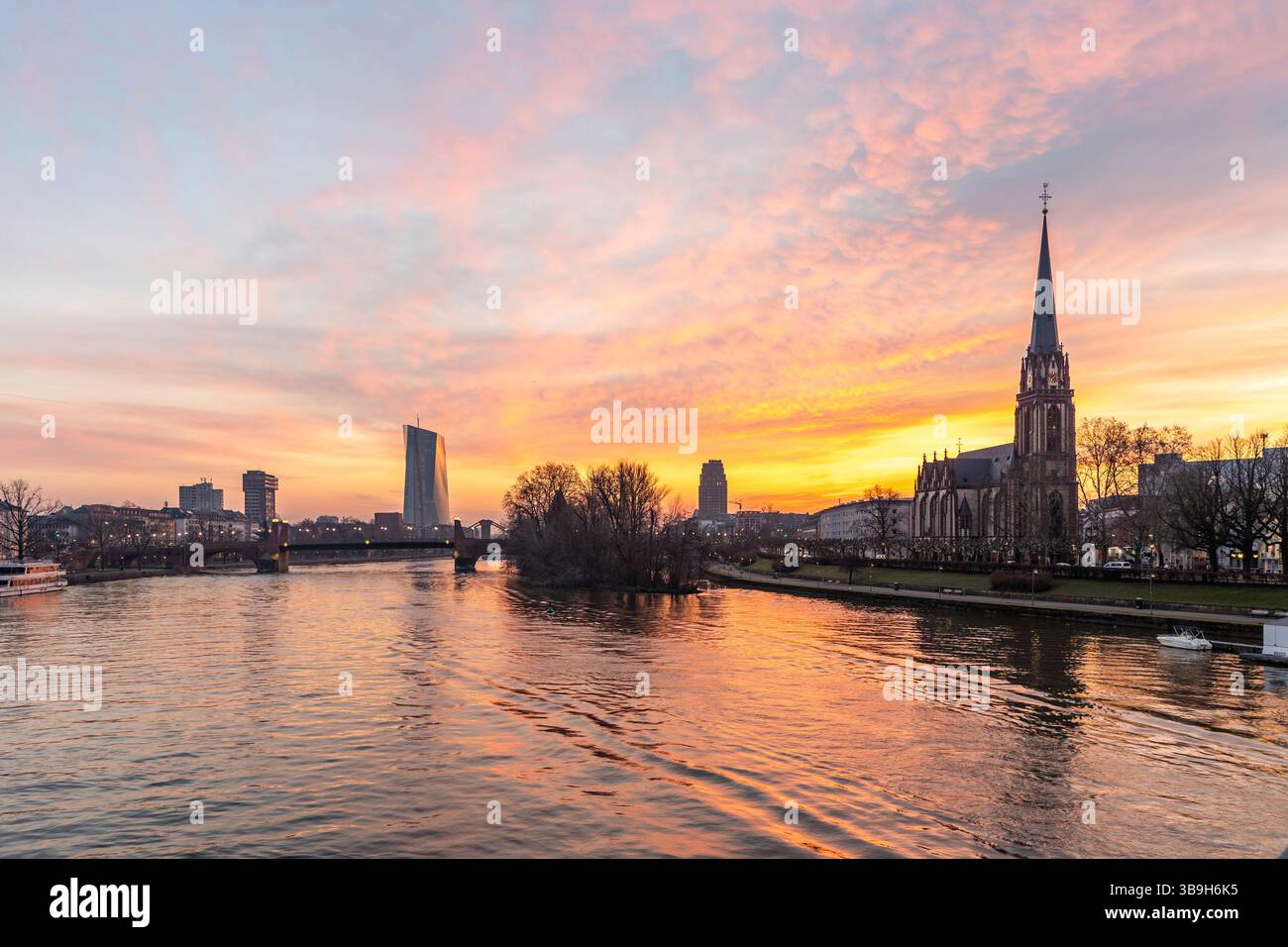 La rivière main le matin au lever du soleil. Ciel coloré et une belle vue d'ensemble du pied et des berges d'une ville et de ses environs. dans une couleur spéciale. Francfort sur le main, Hesse Banque D'Images