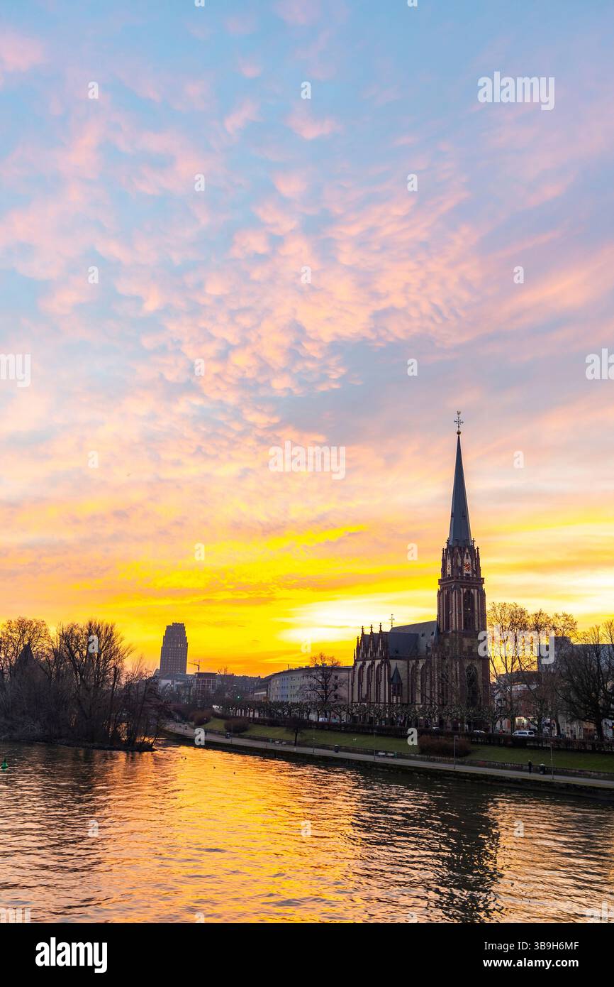La rivière main le matin au lever du soleil. Ciel coloré et une belle vue d'ensemble du pied et des berges d'une ville et de ses environs. dans une couleur spéciale. Francfort sur le main, Hesse Banque D'Images