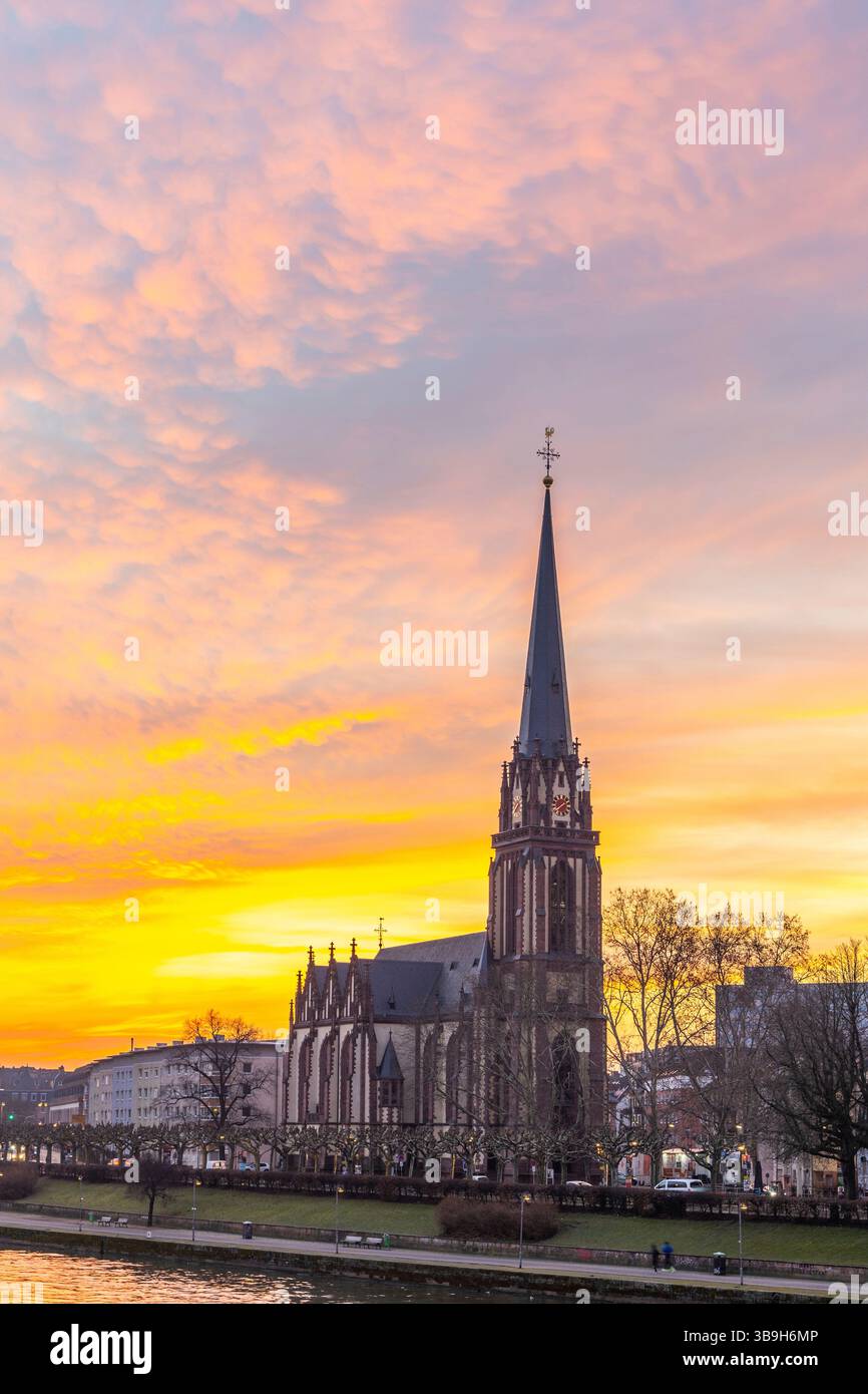 La rivière main le matin au lever du soleil. Ciel coloré et une belle vue d'ensemble du pied et des berges d'une ville et de ses environs. dans une couleur spéciale. Francfort sur le main, Hesse Banque D'Images