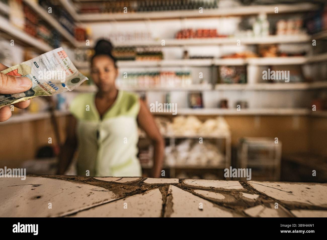 Vendeuse dans une petite boutique à Tarrafal, Cap Vert, Afrique de l'Ouest Banque D'Images