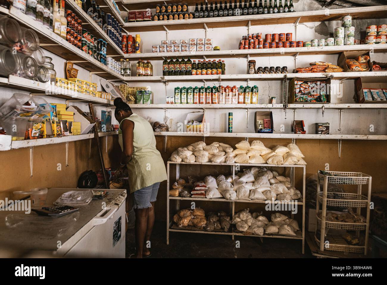 Vendeuse dans une petite boutique à Tarrafal, Cap Vert, Afrique de l'Ouest Banque D'Images