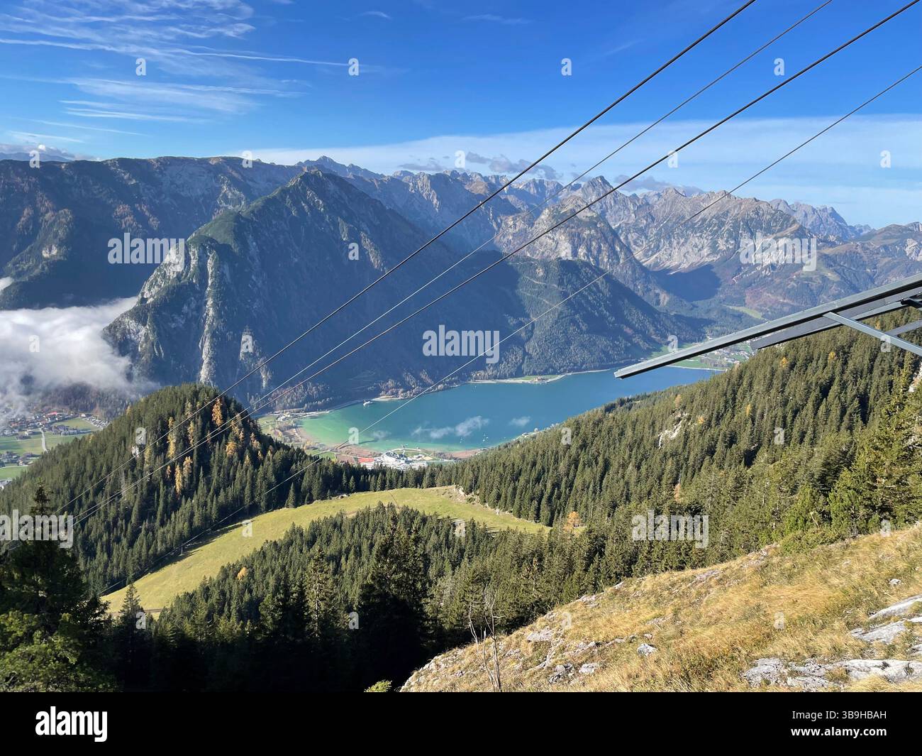 Vue de la station de montagne du téléphérique du Rofan à l'Achensee et les montagnes Karwendel, chaîne de montagnes du Rofan, chute, nature, montagnes, activité, soleil, nuages, ciel bleu, randonnée, tour de montagne, Tyrol, Autriche Banque D'Images